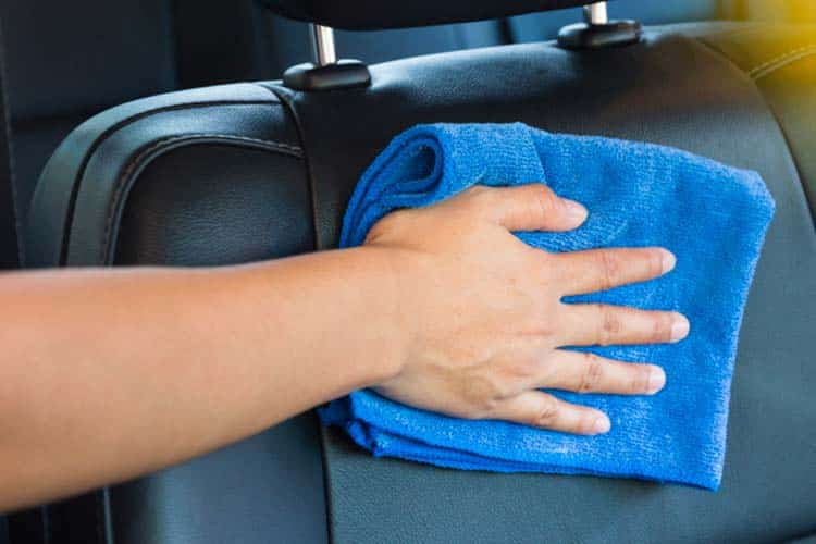 Comment enlever les taches de sang sur les sièges de votre voiture ?