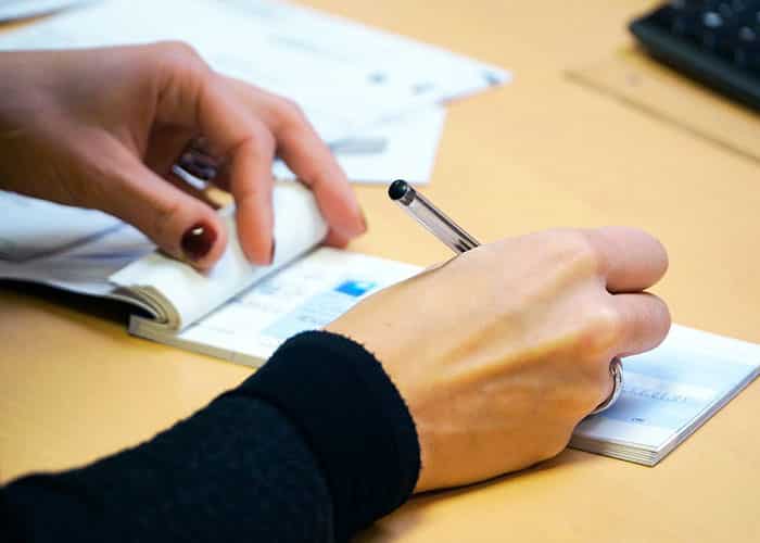 mettre un cheque à la banque