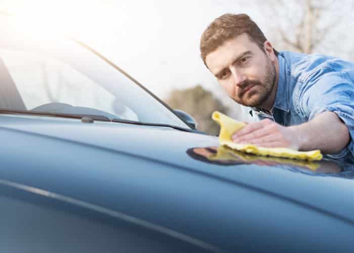 enlever tache résine sur voiture