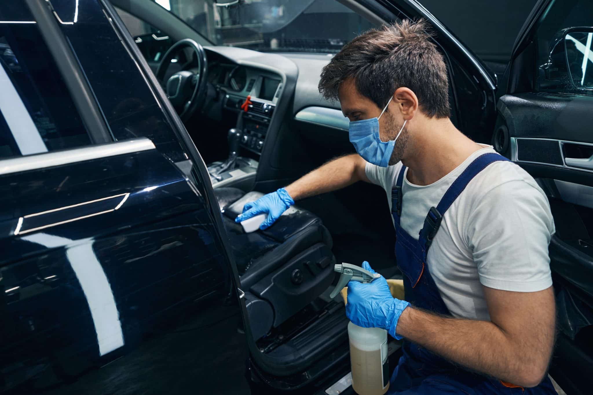 Comment enlever des tâches de sang des sièges de voiture ? Conseils d