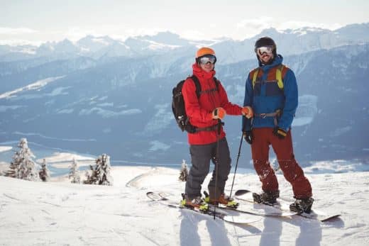 Comment préparer vos vacances au ski - Deux Skieurs Debout Ensemble Sur Le Montaigne A Ski .jpg