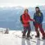 Comment préparer vos vacances au ski - Deux Skieurs Debout Ensemble Sur Le Montaigne A Ski .jpg