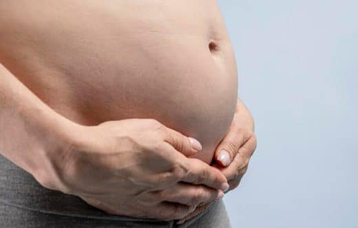 Femme Enceinte Mettant Sse Main Sur Son Ventre.jpg