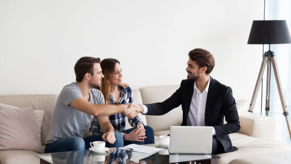 Collaboration avec un agent immobilier pour la vente de votre maison