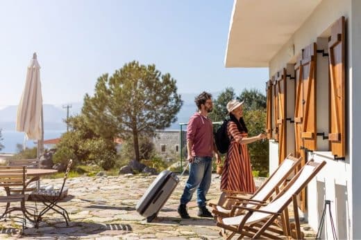 Une villa en bord de mer avec une pancarte "Location vacances" sur la porte d'entrée.