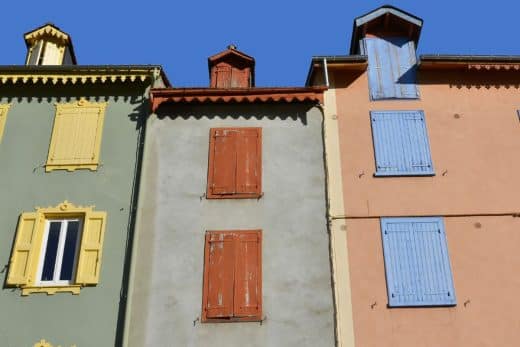 Façades colorées de maisons en copropriété.