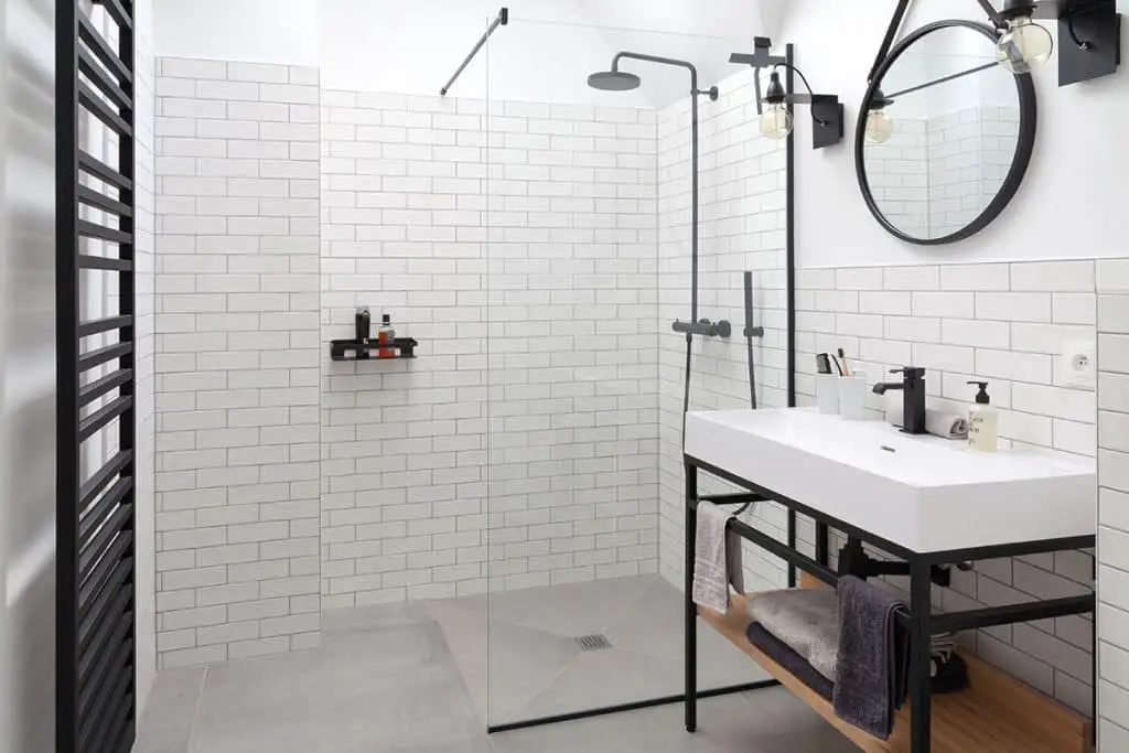 Misez Sur Une Douche à L'italienne Pour Un Effet D'espace