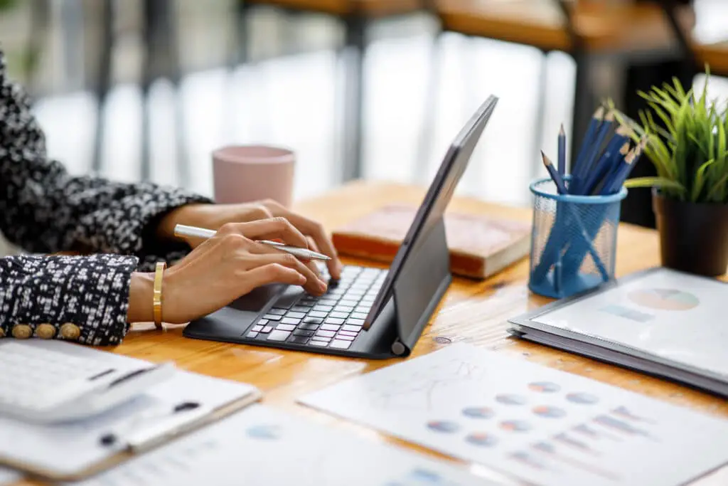Asian Businesswoman Using Laptop Computer And Work 2023 11 27 05 28 02 Utc