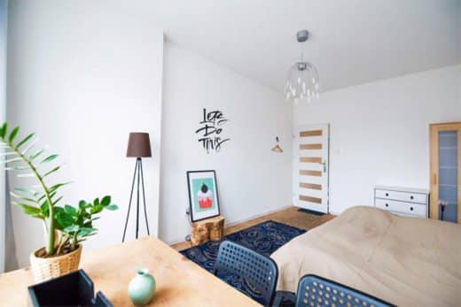 Chambre personnalisée avec des décorations faites maison.