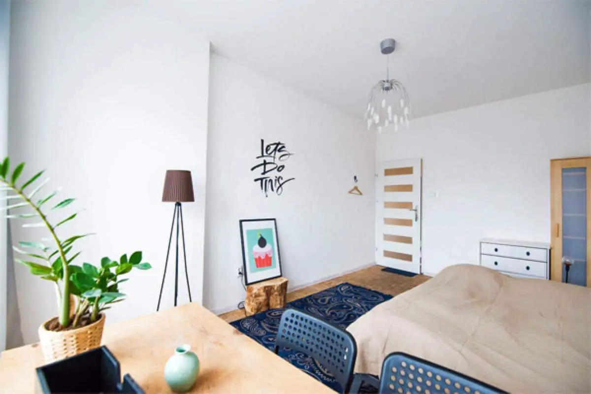 Chambre personnalisée avec des décorations faites maison.