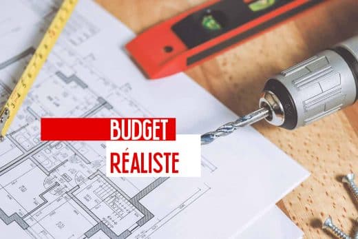 Plan de rénovation avec outils et titre budget réaliste.
