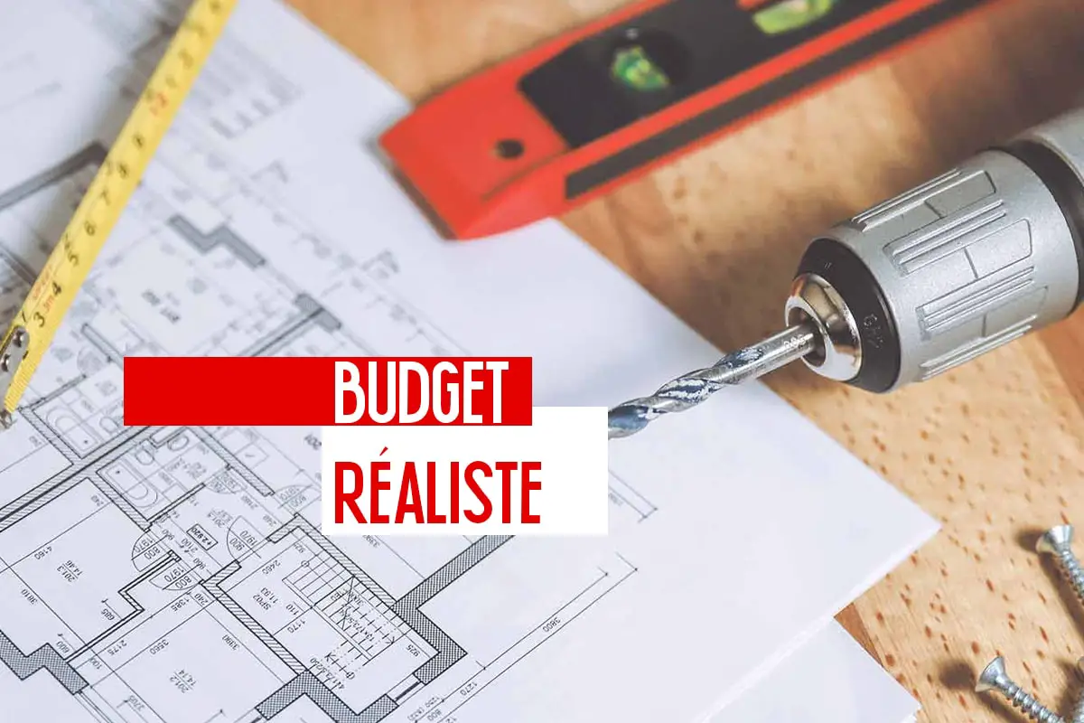 Plan de rénovation avec outils et titre budget réaliste.