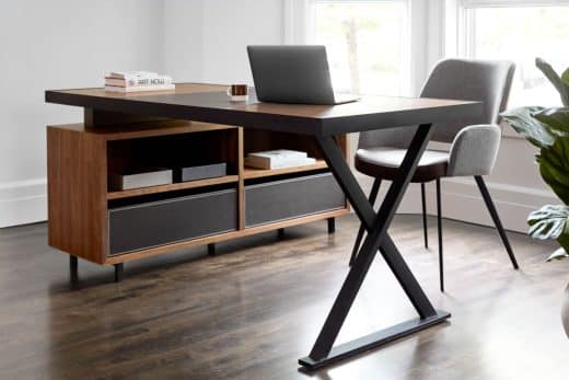Bureau à domicile moderne avec une grande fenêtre et des meubles en bois.