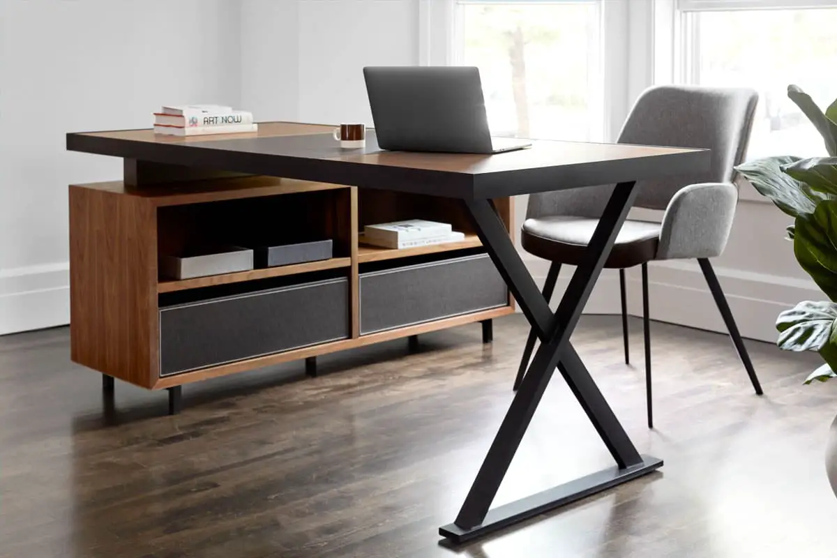 Bureau à domicile moderne avec une grande fenêtre et des meubles en bois.