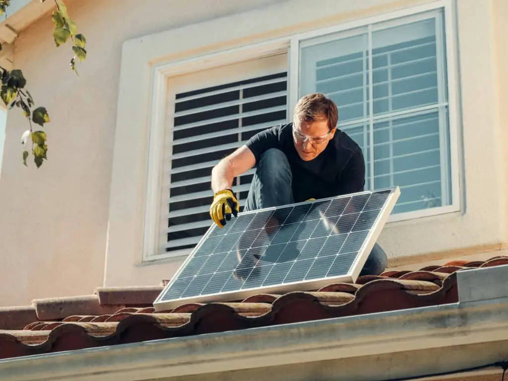Installation de panneaux solaires sur une maison