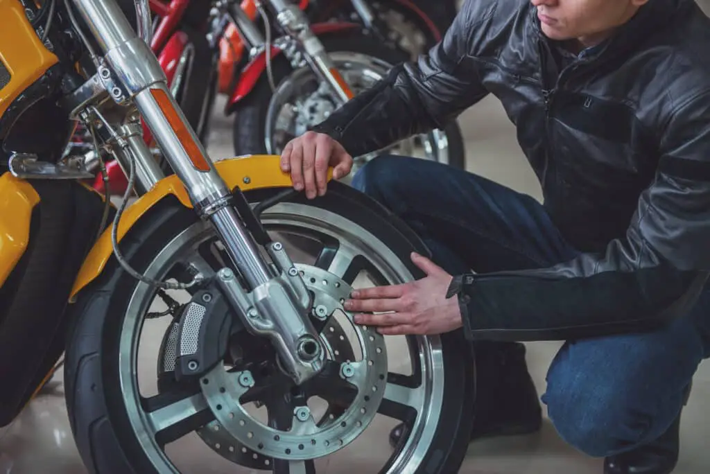 Homme en train d'acheter une moto