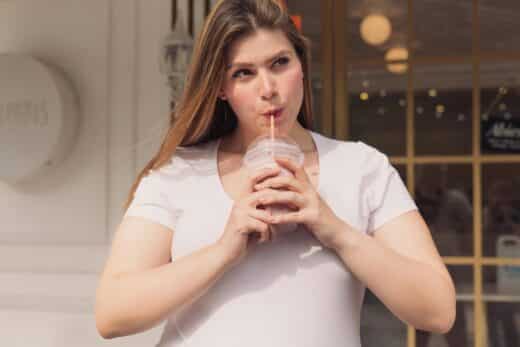 Femme enceinte en train de boire