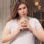 Femme enceinte en train de boire